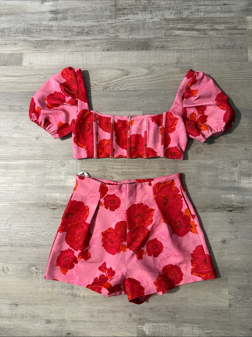 Women’s White Fox Boutique matching set- cropped shirt and short set 🩷